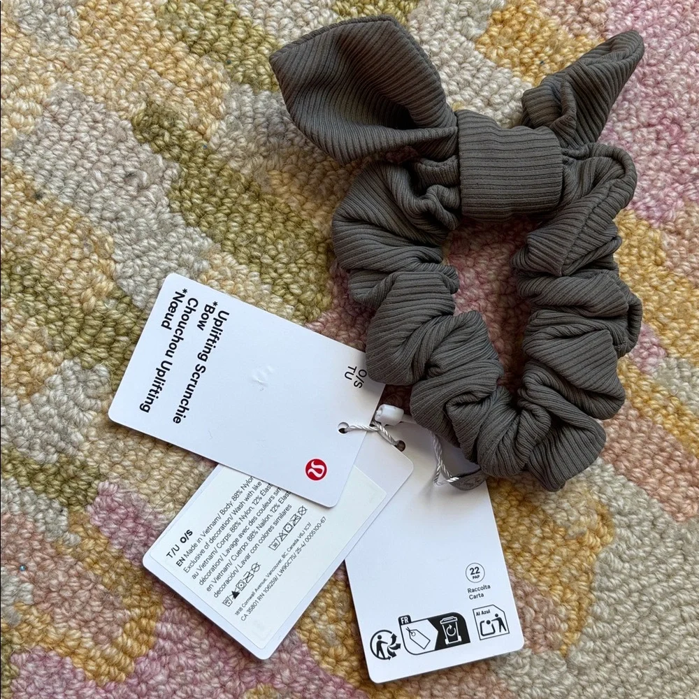 Lululemon Uplifting Scrunchie *Bow Carbon Dust (cement cocoa) NWT